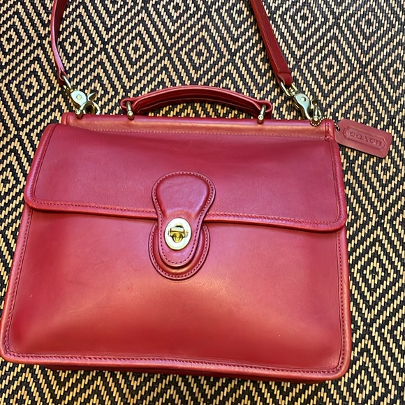 Vintage Coach RED Willis -9927 -Costa Rica - Picture 1 of 15